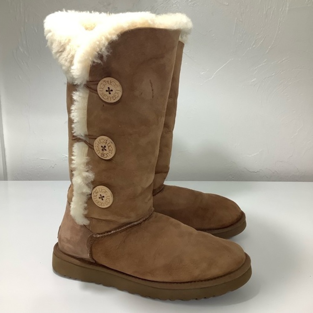 UGG Bailey Triplet Button Tan Leather Sherpa Boots size 9 EUC